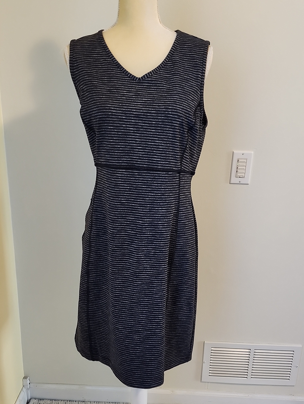 Duluth Trading Athleisure Dress Sleeveless Zip Pocket